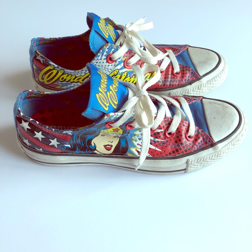 Converse Wonder Woman sneakers SZ 6